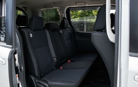 Toyota Noah III, 2019 год, 2 129 000 рублей, 10 фотография