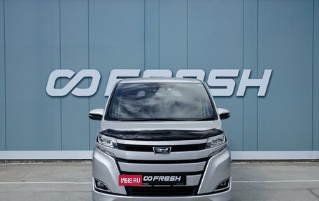 Toyota Noah III, 2019 год, 2 129 000 рублей, 3 фотография