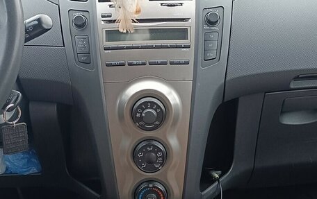 Toyota Yaris III рестайлинг, 2010 год, 750 000 рублей, 8 фотография