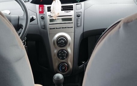 Toyota Yaris III рестайлинг, 2010 год, 750 000 рублей, 11 фотография