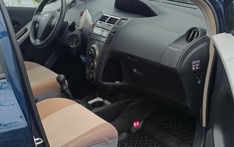Toyota Yaris III рестайлинг, 2010 год, 750 000 рублей, 3 фотография