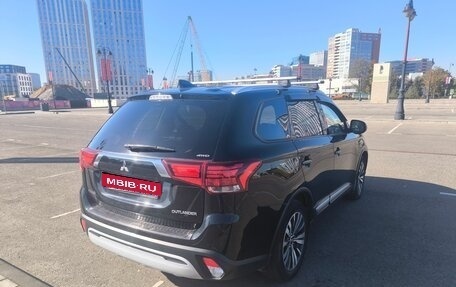 Mitsubishi Outlander III рестайлинг 3, 2019 год, 2 100 000 рублей, 4 фотография