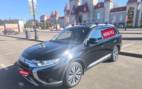 Mitsubishi Outlander III рестайлинг 3, 2019 год, 2 100 000 рублей, 2 фотография