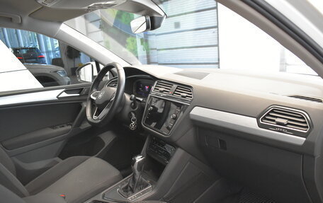 Volkswagen Tiguan II, 2021 год, 2 349 000 рублей, 20 фотография