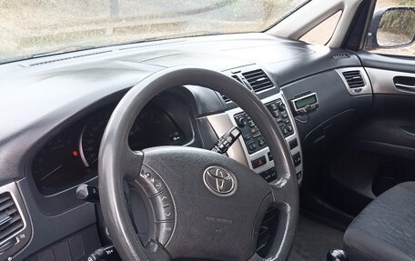 Toyota Avensis Verso I рестайлинг, 2004 год, 600 000 рублей, 3 фотография