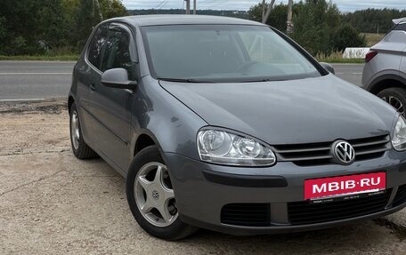 Volkswagen Golf V, 2004 год, 500 000 рублей, 2 фотография