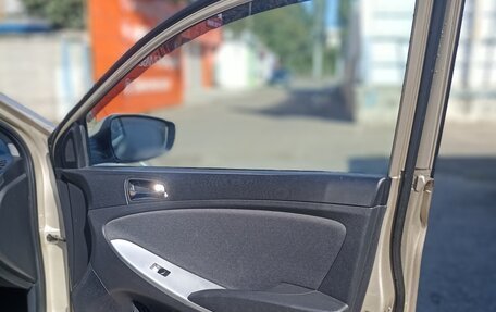 Hyundai Solaris II рестайлинг, 2012 год, 900 000 рублей, 20 фотография