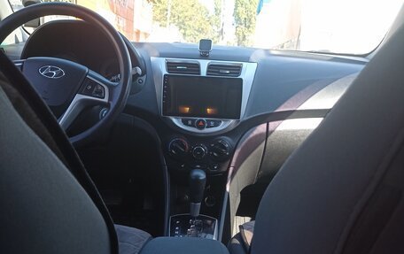 Hyundai Solaris II рестайлинг, 2012 год, 900 000 рублей, 19 фотография