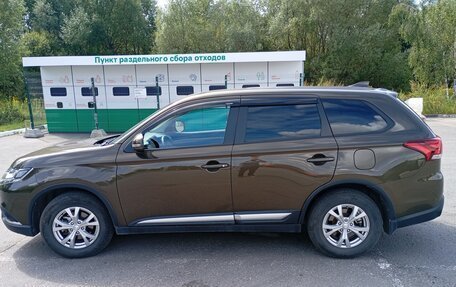 Mitsubishi Outlander III рестайлинг 3, 2019 год, 2 370 000 рублей, 4 фотография