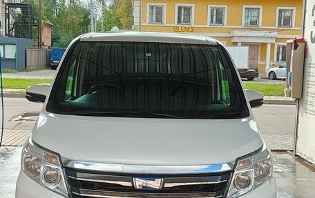 Toyota Noah III, 2014 год, 2 000 000 рублей, 1 фотография