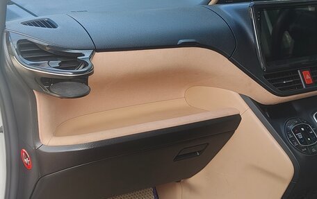 Toyota Noah III, 2014 год, 2 000 000 рублей, 7 фотография