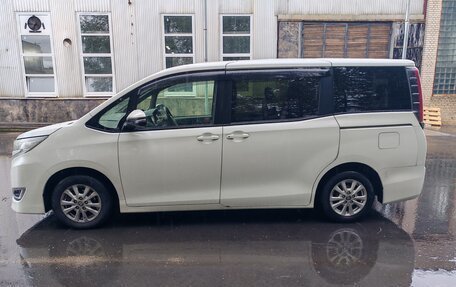 Toyota Noah III, 2019 год, 2 010 000 рублей, 3 фотография