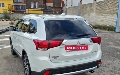 Mitsubishi Outlander III рестайлинг 3, 2018 год, 2 150 000 рублей, 4 фотография