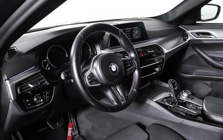 BMW 5 серия, 2019 год, 2 550 000 рублей, 14 фотография