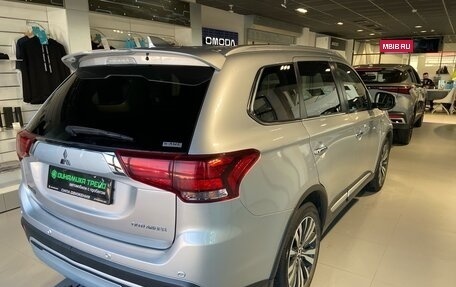 Mitsubishi Outlander III рестайлинг 3, 2019 год, 3 150 000 рублей, 4 фотография