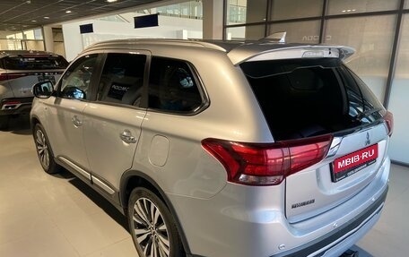Mitsubishi Outlander III рестайлинг 3, 2019 год, 3 150 000 рублей, 5 фотография