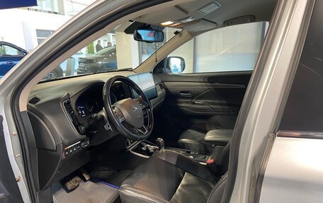 Mitsubishi Outlander III рестайлинг 3, 2019 год, 3 150 000 рублей, 10 фотография