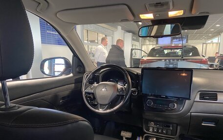 Mitsubishi Outlander III рестайлинг 3, 2019 год, 3 150 000 рублей, 22 фотография