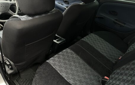Mitsubishi Carisma I, 2001 год, 375 000 рублей, 20 фотография