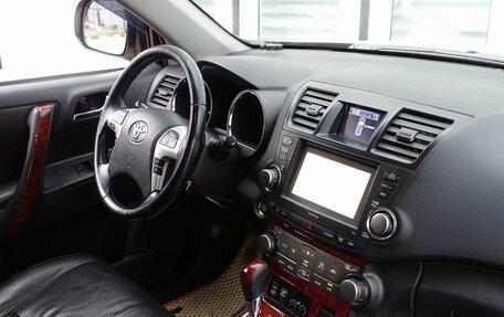 Toyota Highlander III, 2012 год, 1 890 000 рублей, 2 фотография
