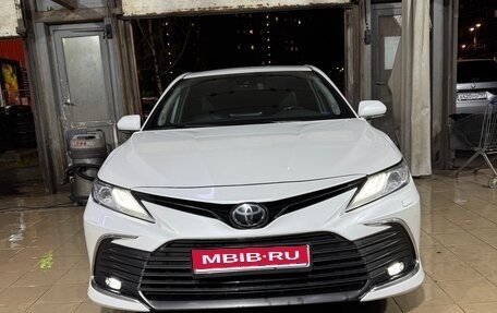 Toyota Camry, 2021 год, 2 700 000 рублей, 1 фотография