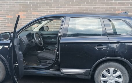 Mitsubishi Outlander III рестайлинг 3, 2021 год, 2 650 000 рублей, 6 фотография