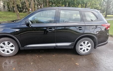 Mitsubishi Outlander III рестайлинг 3, 2021 год, 2 650 000 рублей, 3 фотография