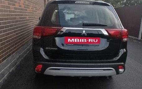 Mitsubishi Outlander III рестайлинг 3, 2021 год, 2 650 000 рублей, 2 фотография