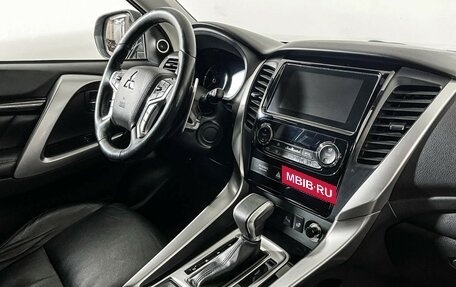 Mitsubishi Pajero Sport III рестайлинг, 2017 год, 2 897 000 рублей, 9 фотография