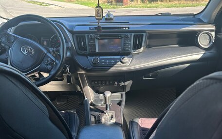 Toyota RAV4, 2015 год, 2 600 000 рублей, 10 фотография