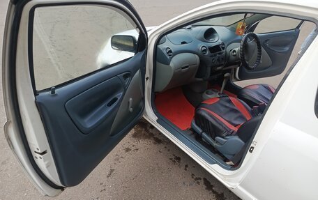 Toyota Vitz, 2000 год, 270 000 рублей, 21 фотография