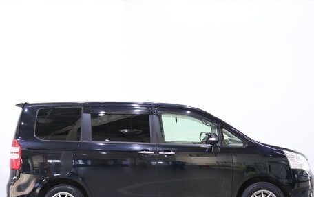 Toyota Noah III, 2013 год, 1 390 000 рублей, 4 фотография