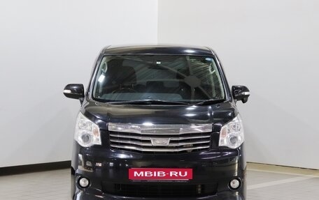 Toyota Noah III, 2013 год, 1 390 000 рублей, 2 фотография