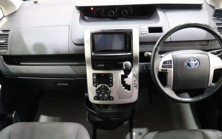 Toyota Noah III, 2013 год, 1 390 000 рублей, 15 фотография