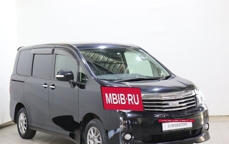 Toyota Noah III, 2013 год, 1 390 000 рублей, 3 фотография
