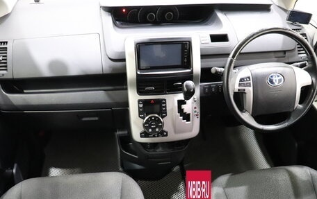 Toyota Noah III, 2013 год, 1 390 000 рублей, 14 фотография