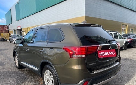 Mitsubishi Outlander III рестайлинг 3, 2018 год, 1 749 000 рублей, 2 фотография