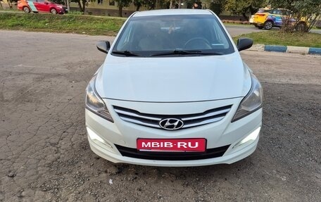 Hyundai Solaris II рестайлинг, 2015 год, 1 050 000 рублей, 1 фотография