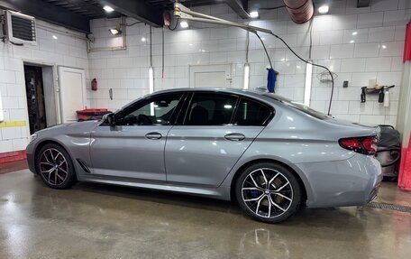 BMW 5 серия, 2022 год, 6 900 000 рублей, 6 фотография