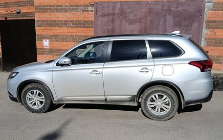 Mitsubishi Outlander III рестайлинг 3, 2022 год, 3 300 000 рублей, 4 фотография