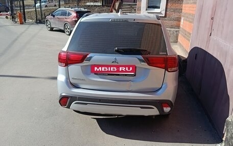 Mitsubishi Outlander III рестайлинг 3, 2022 год, 3 300 000 рублей, 5 фотография