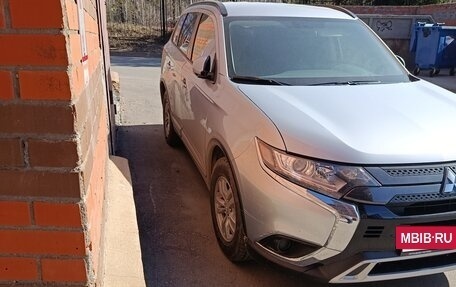 Mitsubishi Outlander III рестайлинг 3, 2022 год, 3 300 000 рублей, 2 фотография