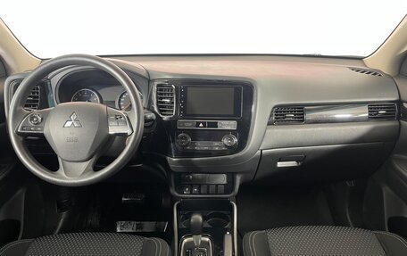 Mitsubishi Outlander III рестайлинг 3, 2019 год, 2 065 000 рублей, 13 фотография
