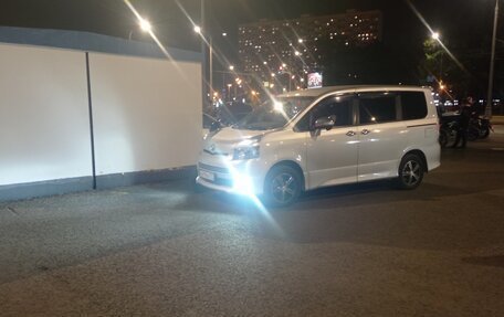 Toyota Voxy II, 2008 год, 1 030 000 рублей, 21 фотография
