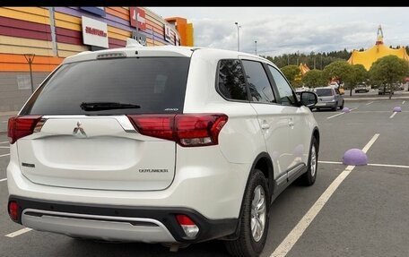 Mitsubishi Outlander III рестайлинг 3, 2019 год, 1 990 000 рублей, 5 фотография