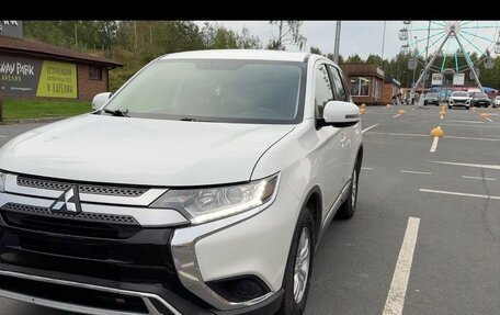 Mitsubishi Outlander III рестайлинг 3, 2019 год, 1 990 000 рублей, 2 фотография