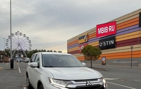 Mitsubishi Outlander III рестайлинг 3, 2019 год, 1 990 000 рублей, 4 фотография