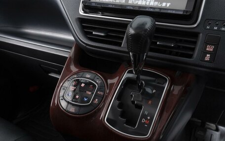 Toyota Noah III, 2014 год, 1 734 000 рублей, 14 фотография