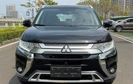 Mitsubishi Outlander III рестайлинг 3, 2021 год, 2 100 500 рублей, 2 фотография