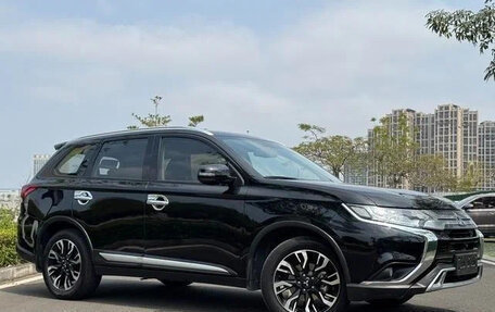 Mitsubishi Outlander III рестайлинг 3, 2021 год, 2 100 500 рублей, 3 фотография